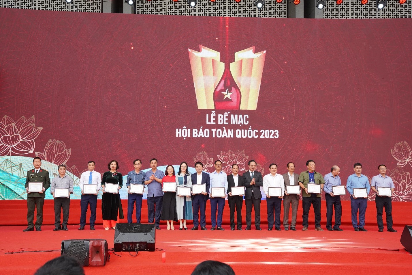 Nhà báo Nguyễn Văn Minh - Phó Tổng Biên tập phụ trách Vuasanca
 (thứ 9 từ trái sang) nhận Giải C - Bìa báo Tết ấn tượng tại Hội báo Toàn quốc 2023
