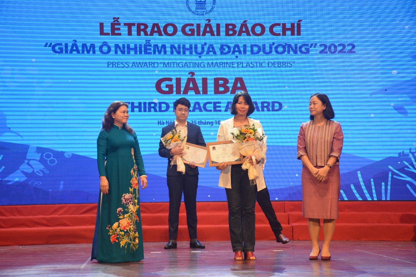 Tác giả Trần Thị Hường (Vuasanca
) nhận Giải Ba Giải báo chí Giảm ô nhiễm nhựa đại dương năm 2022